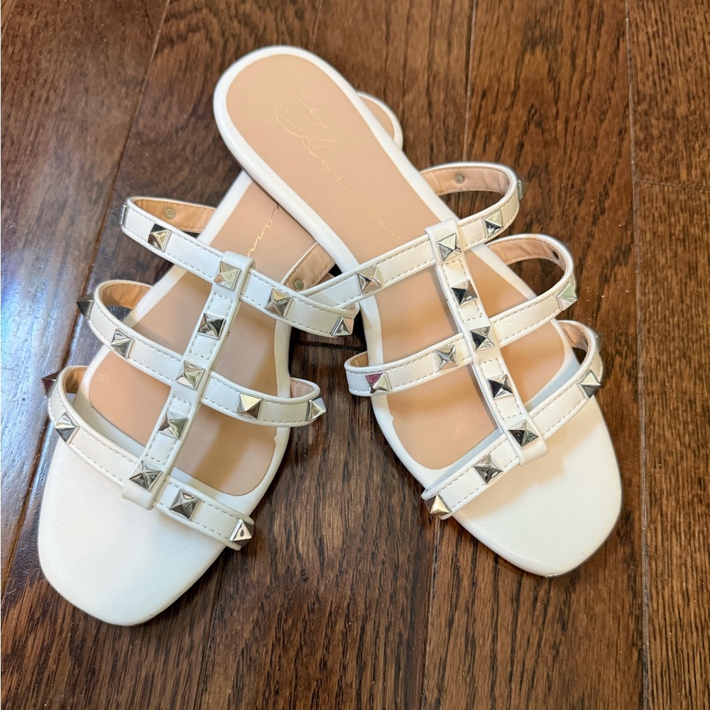 Vintage Havana White Sandals with Silver Accents. Size 6. New Never Worn.